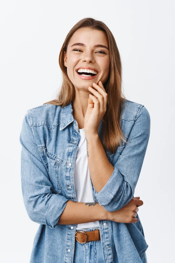 Mujer sonriendo tras recibir tratamiento de la articulación temporomandibular (ATM) en clínica Fisioreynst Madrid